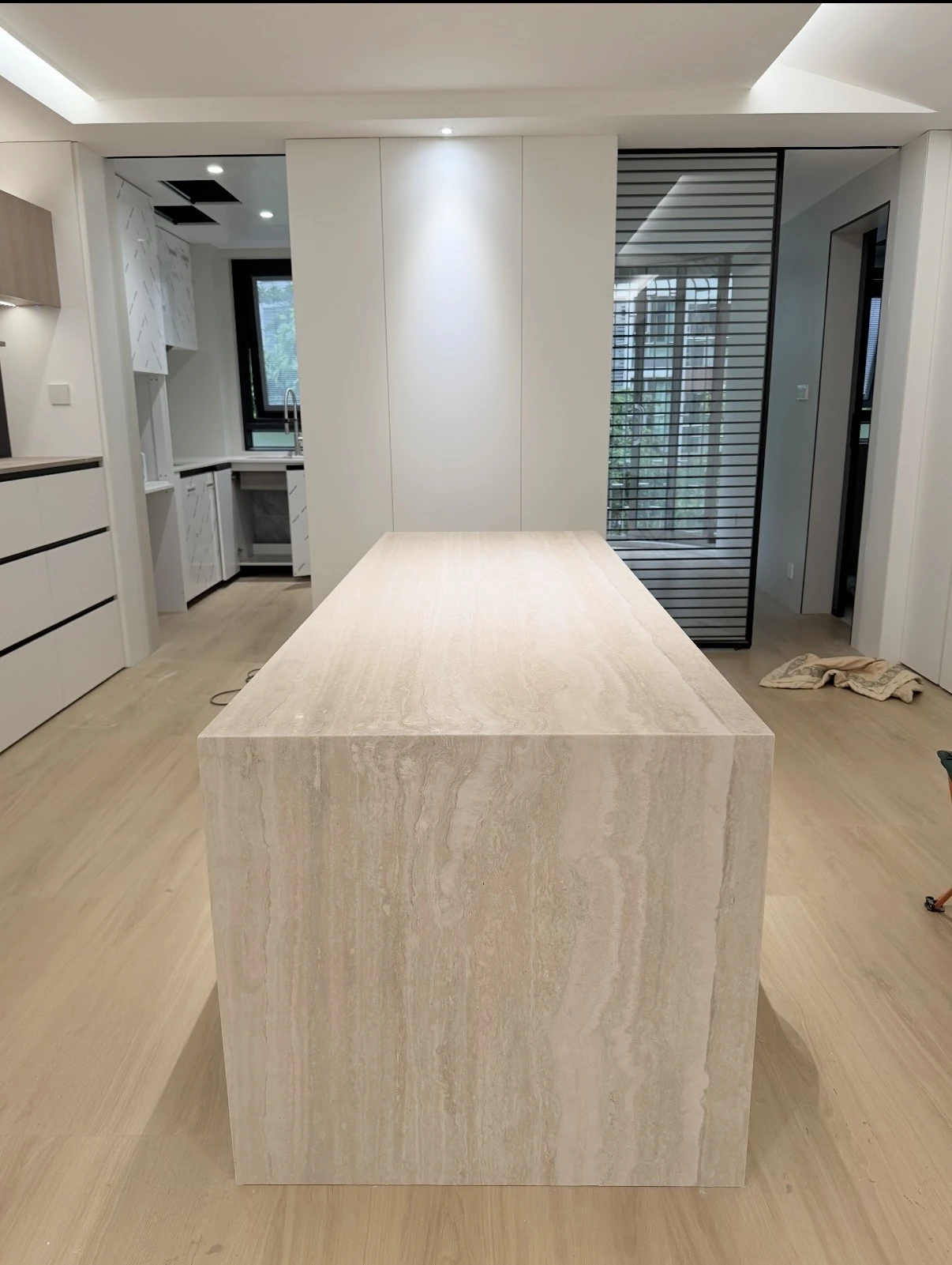 A travertine island reference with a clearly exposed perimeter.