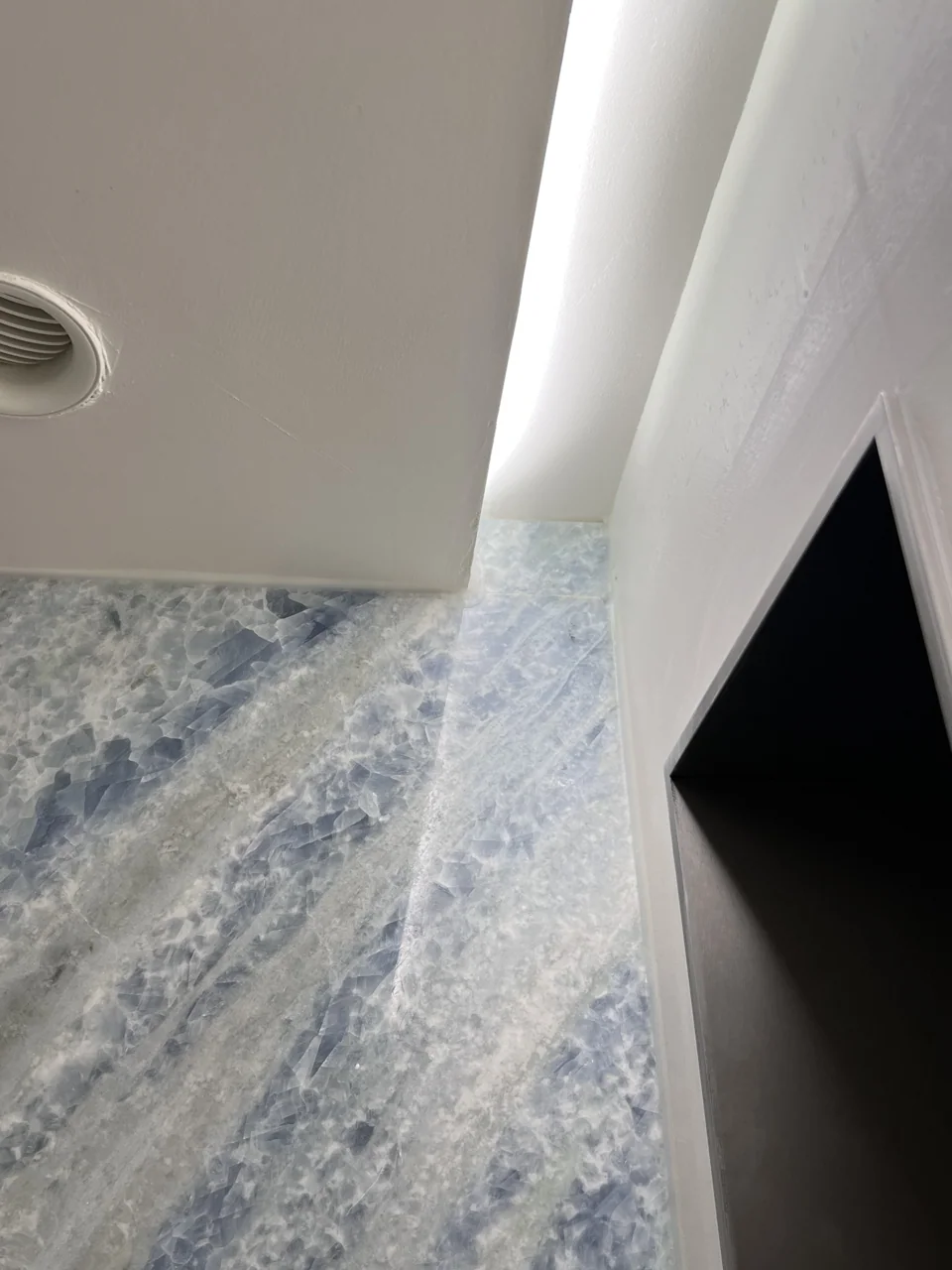 Blue-grey stone veining continuing around an interior opening